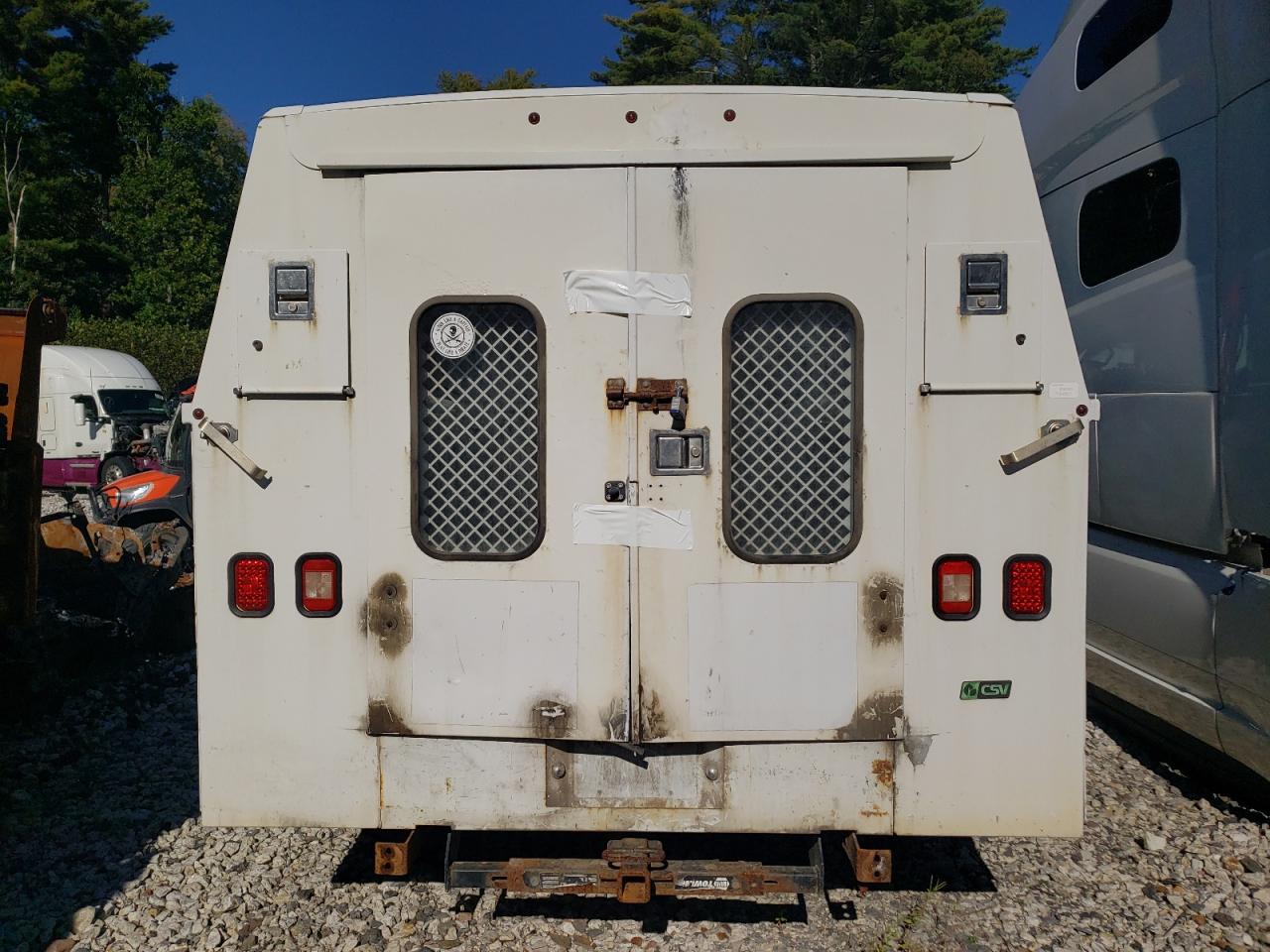 Ford Econoline E350 Super Duty Cutaway Van Image 4