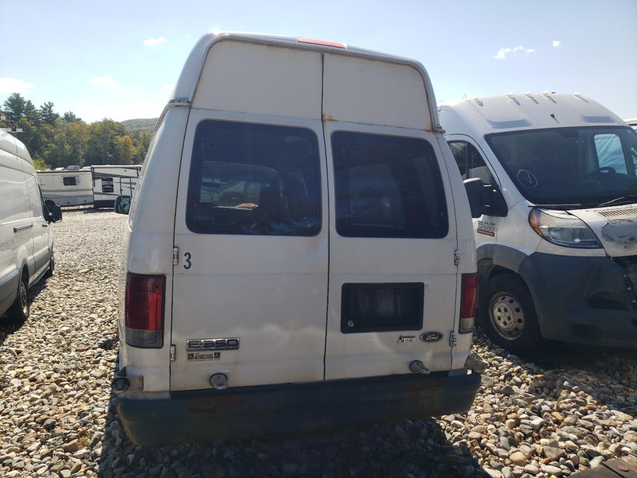 Ford Econoline E350 Super Duty Van Image 3