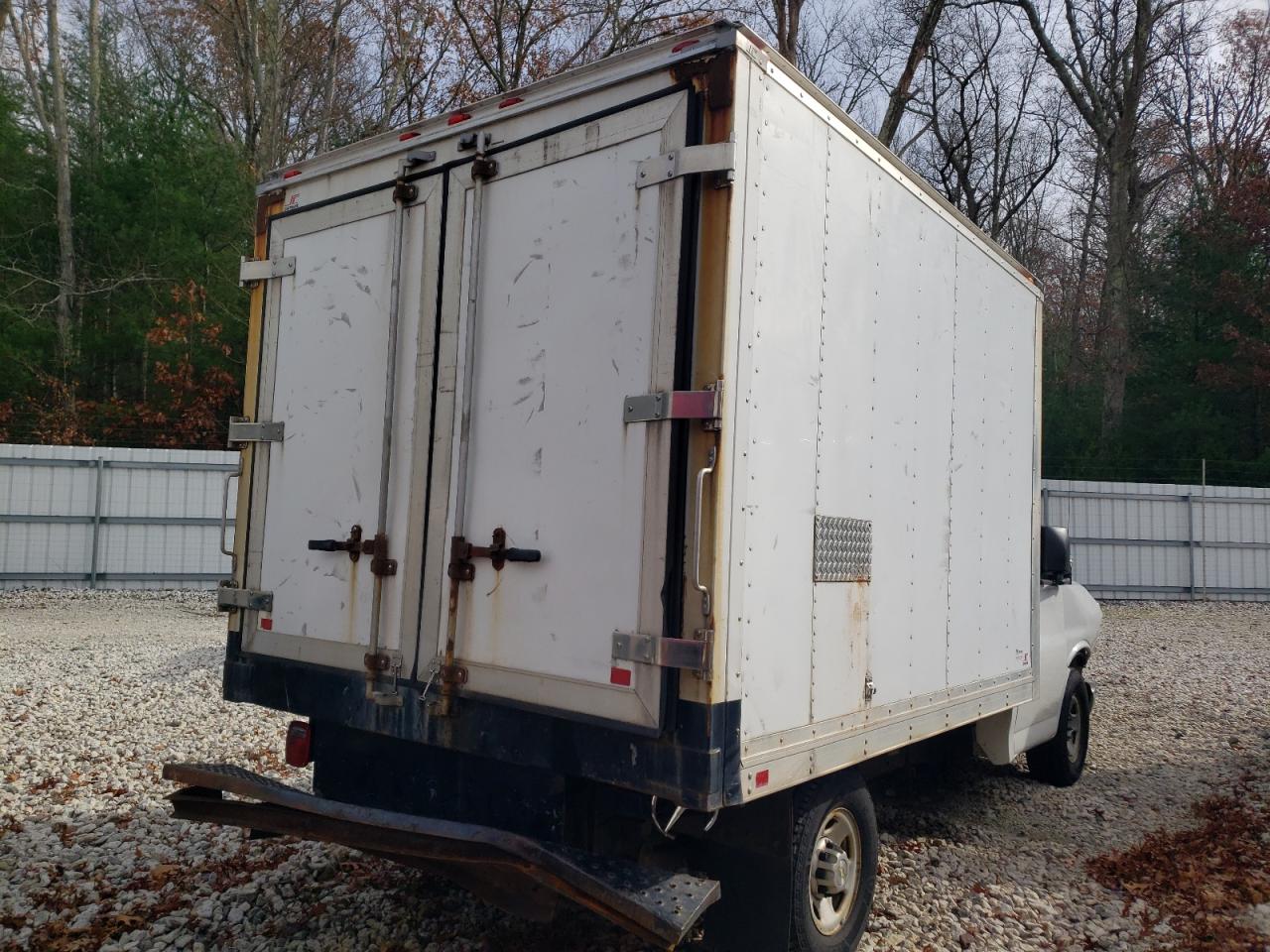 Chevrolet Express Image 4