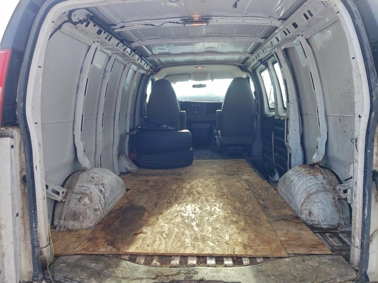 GMC Savana G1500 Image 12