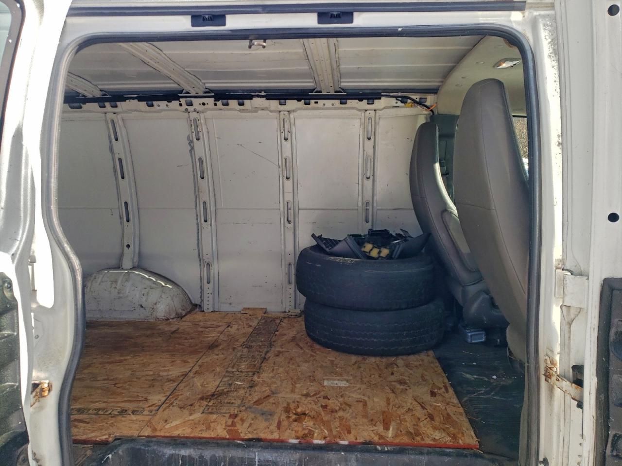 GMC Savana G1500 Image 9