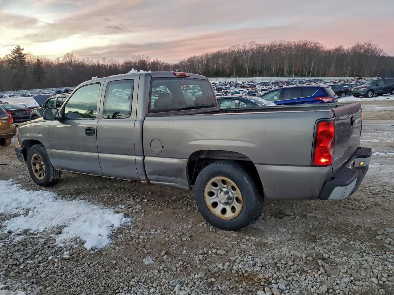 Chevrolet Silverado C1500 Classic Image 2