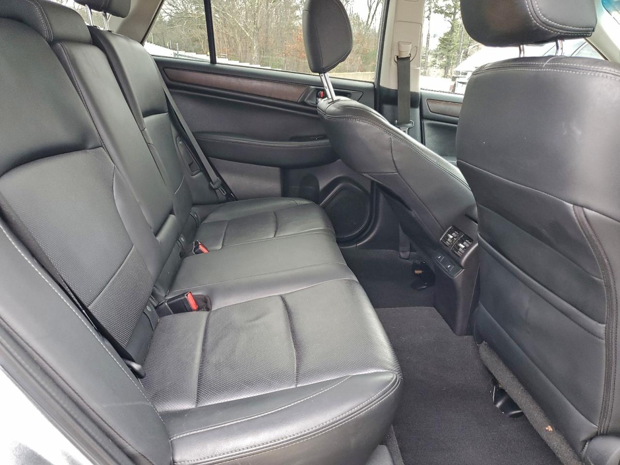 Subaru Outback 2.5i Limited Image 12