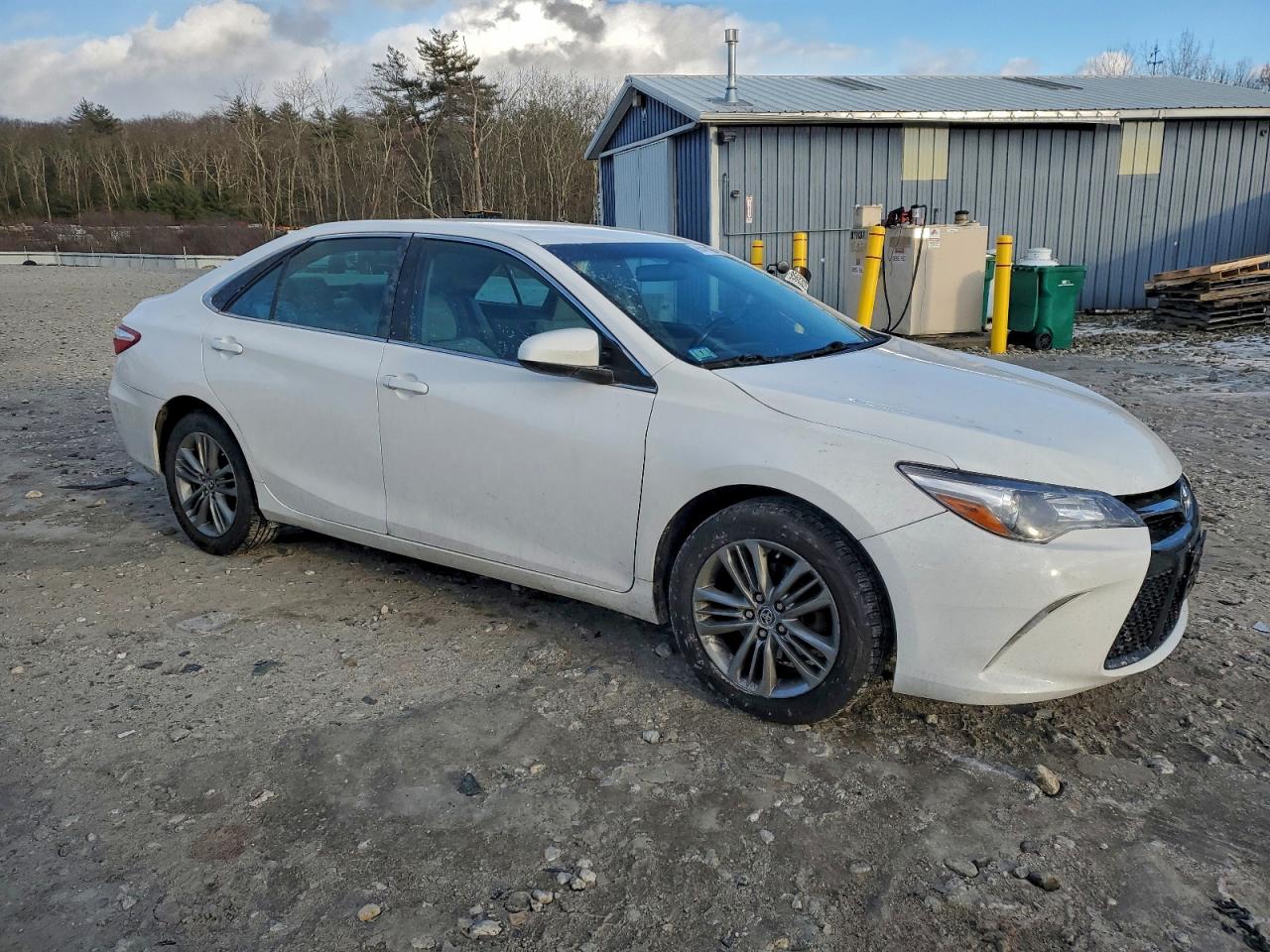 Toyota Camry Le Image 3