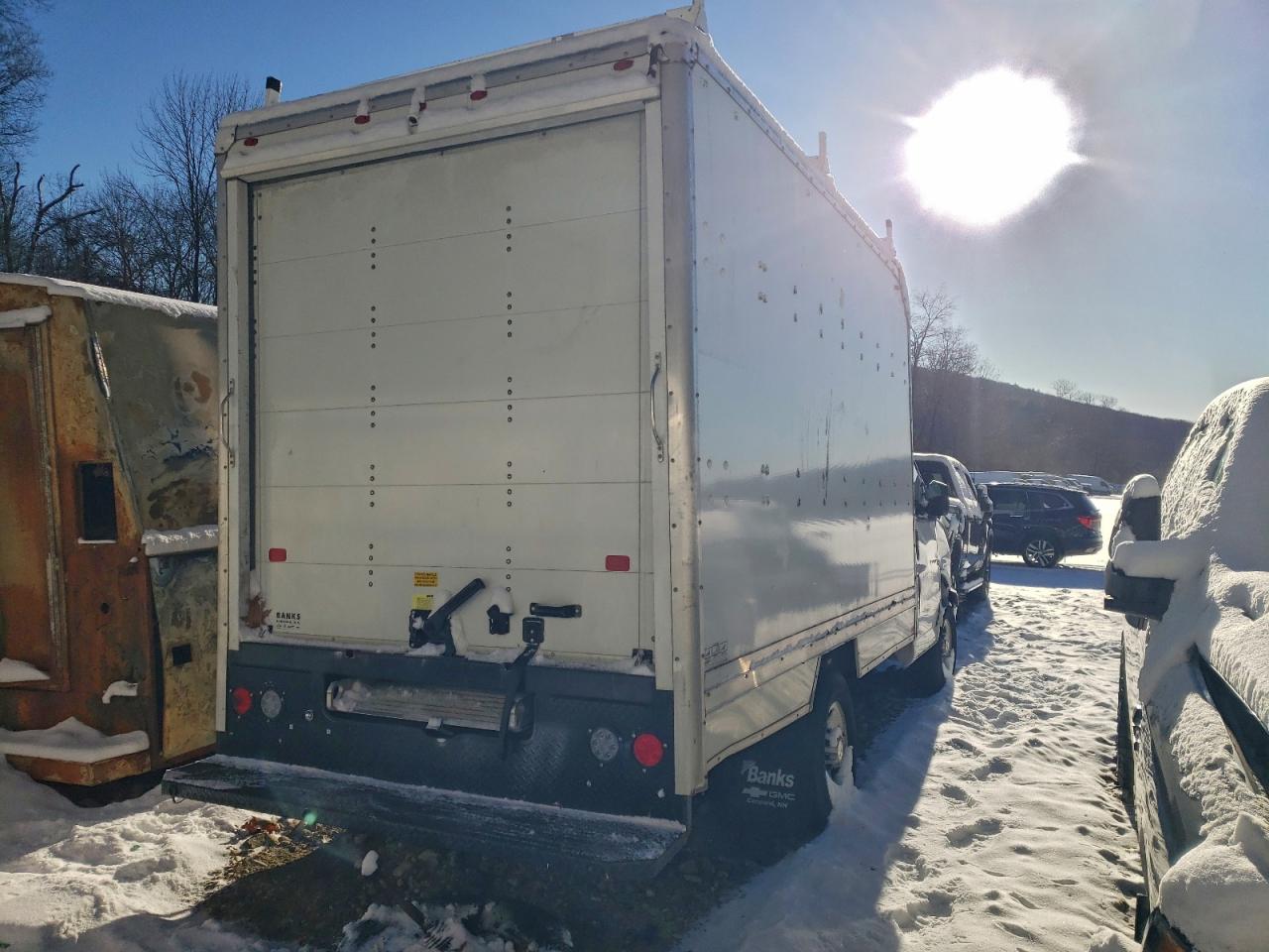 Chevrolet Express Image 2