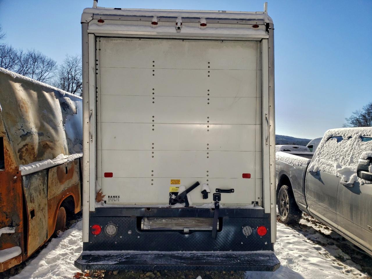 Chevrolet Express Image 6