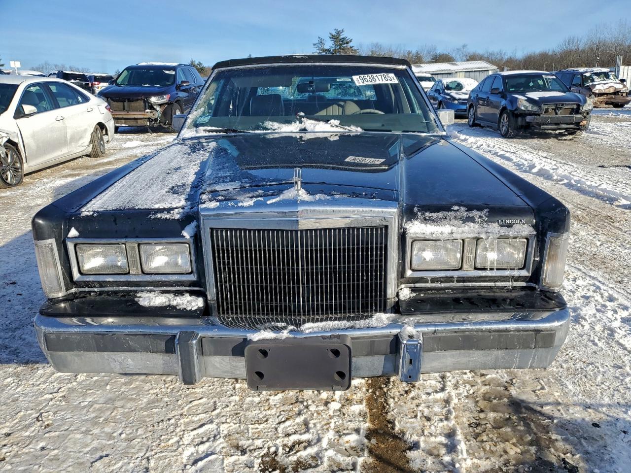 Lincoln Towncar Image 11