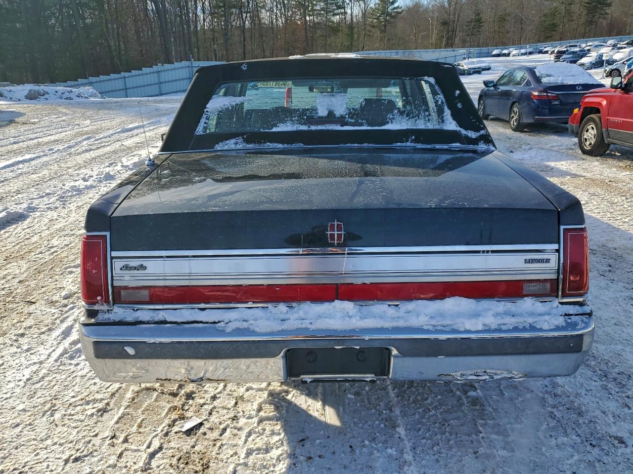 Lincoln Towncar Image 4