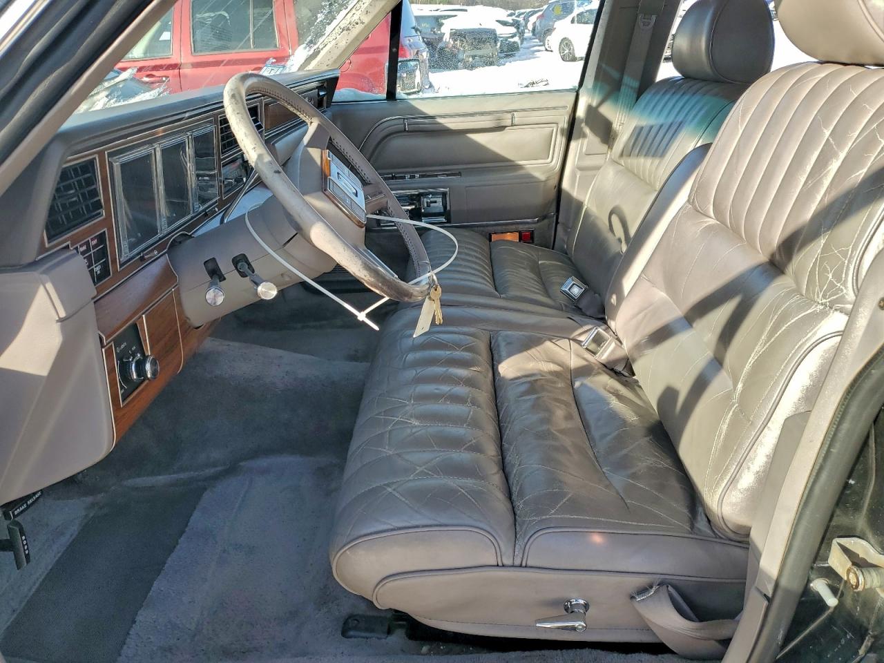 Lincoln Towncar Image 7