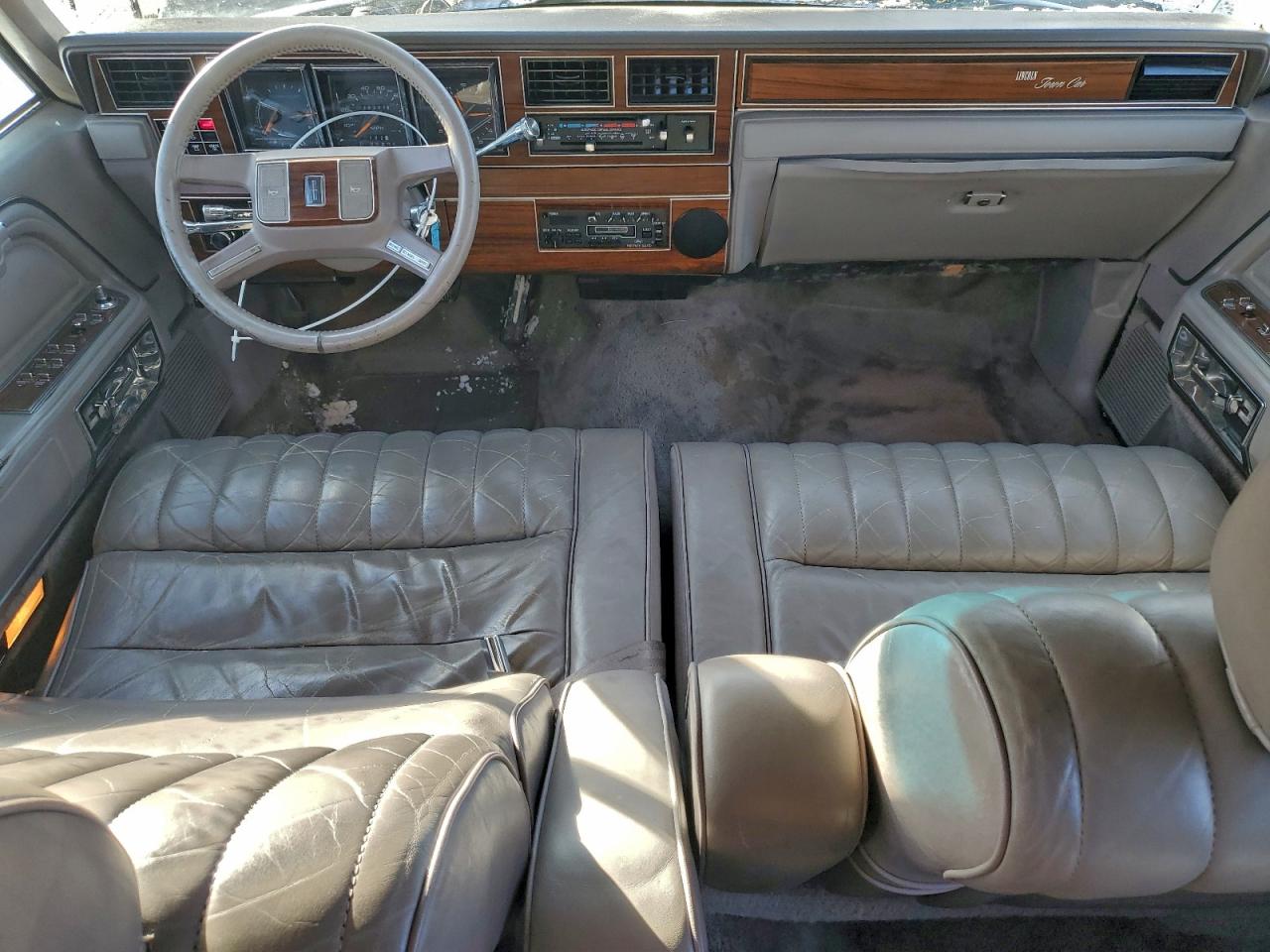 Lincoln Towncar Image 3