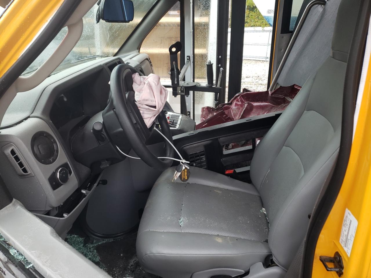 Ford Econoline E350 Super Duty Cutaway Van Image 7