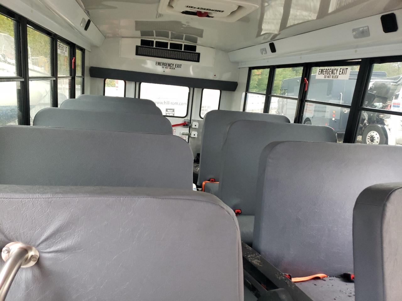 Ford Econoline E350 Super Duty Cutaway Van Image 10