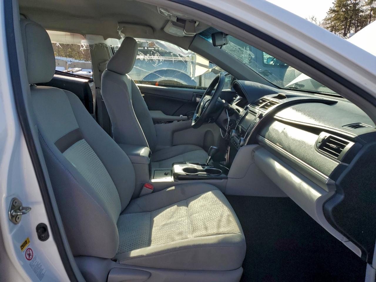 Toyota Camry L Image 8