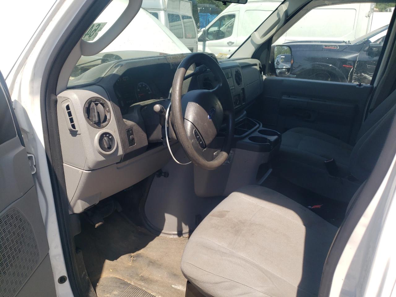 Ford Econoline E250 Van Image 5