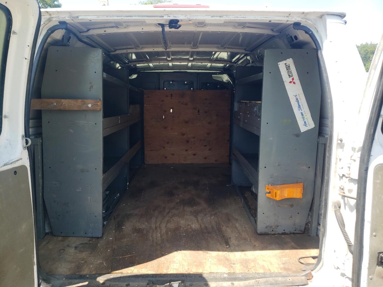 Ford Econoline E250 Van Image 12