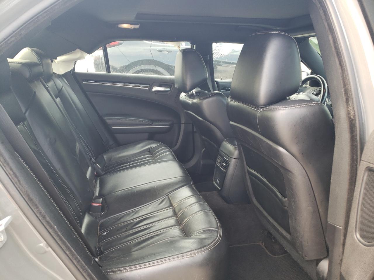 Chrysler 300 S Image 9