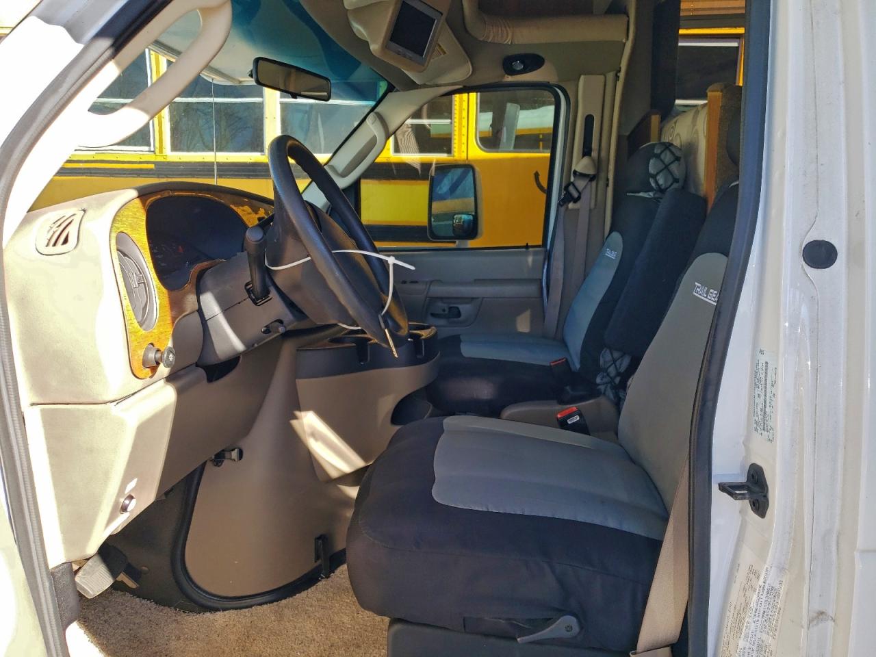 Ford Econoline E450 Super Duty Cutaway Van Image 2