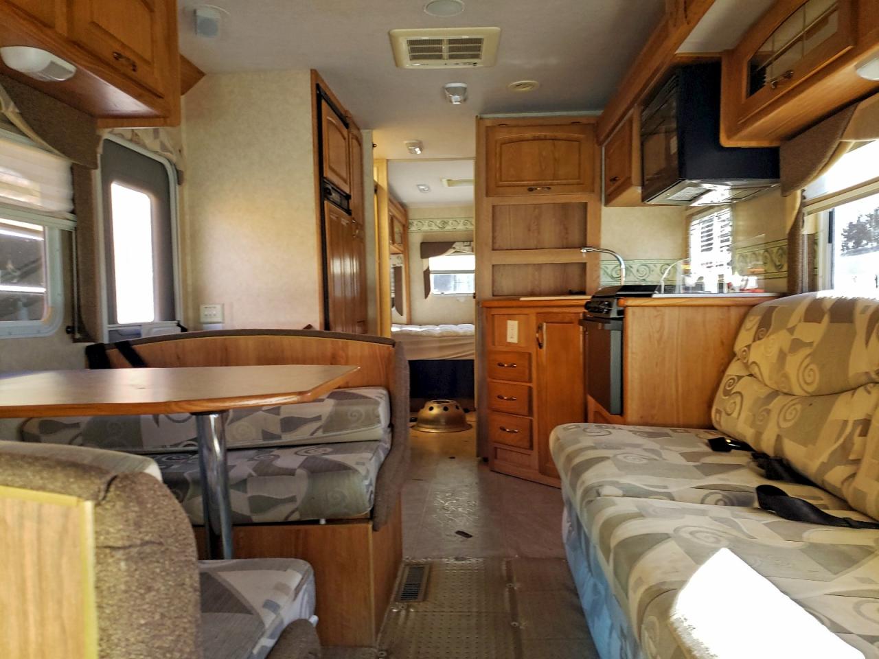 Ford Econoline E450 Super Duty Cutaway Van Image 3