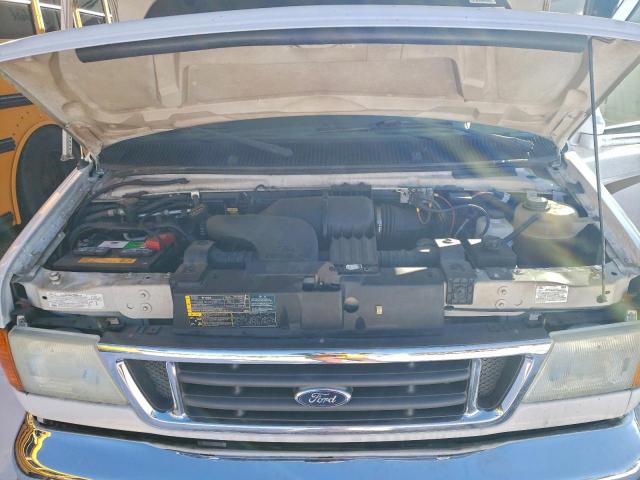 Ford Econoline E450 Super Duty Cutaway Van Image 7