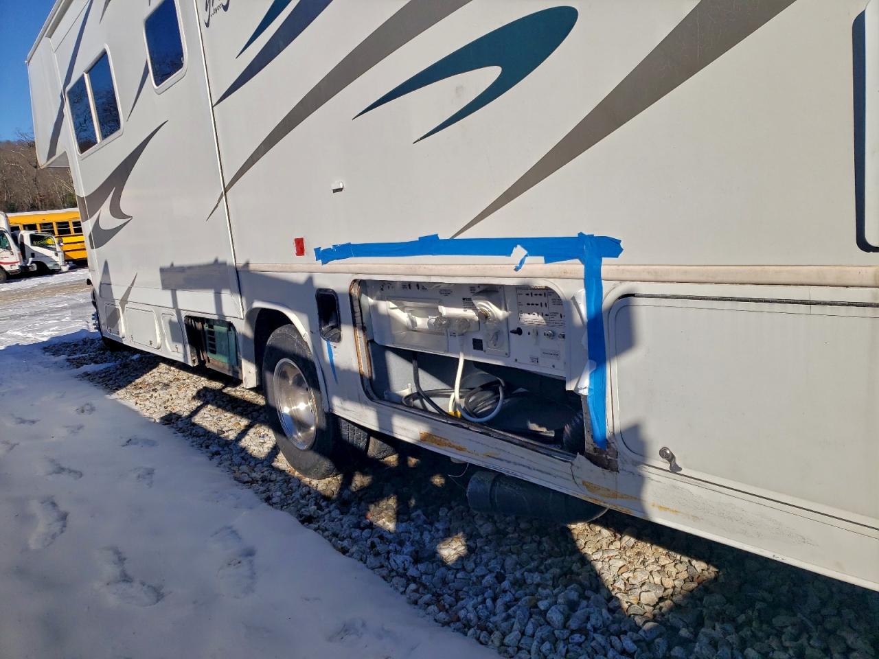 Ford Econoline E450 Super Duty Cutaway Van Image 9