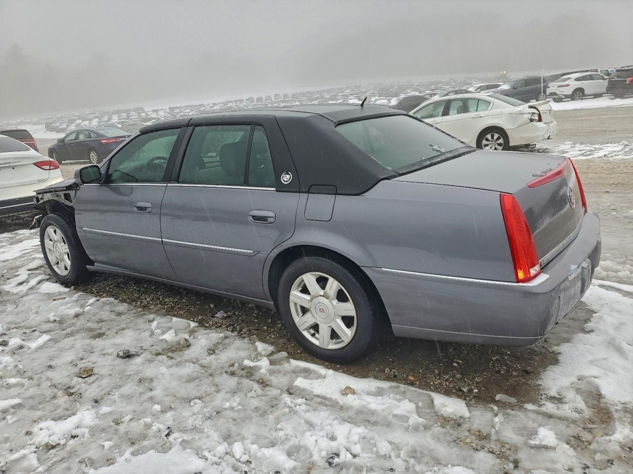 Cadillac DTS Image 3
