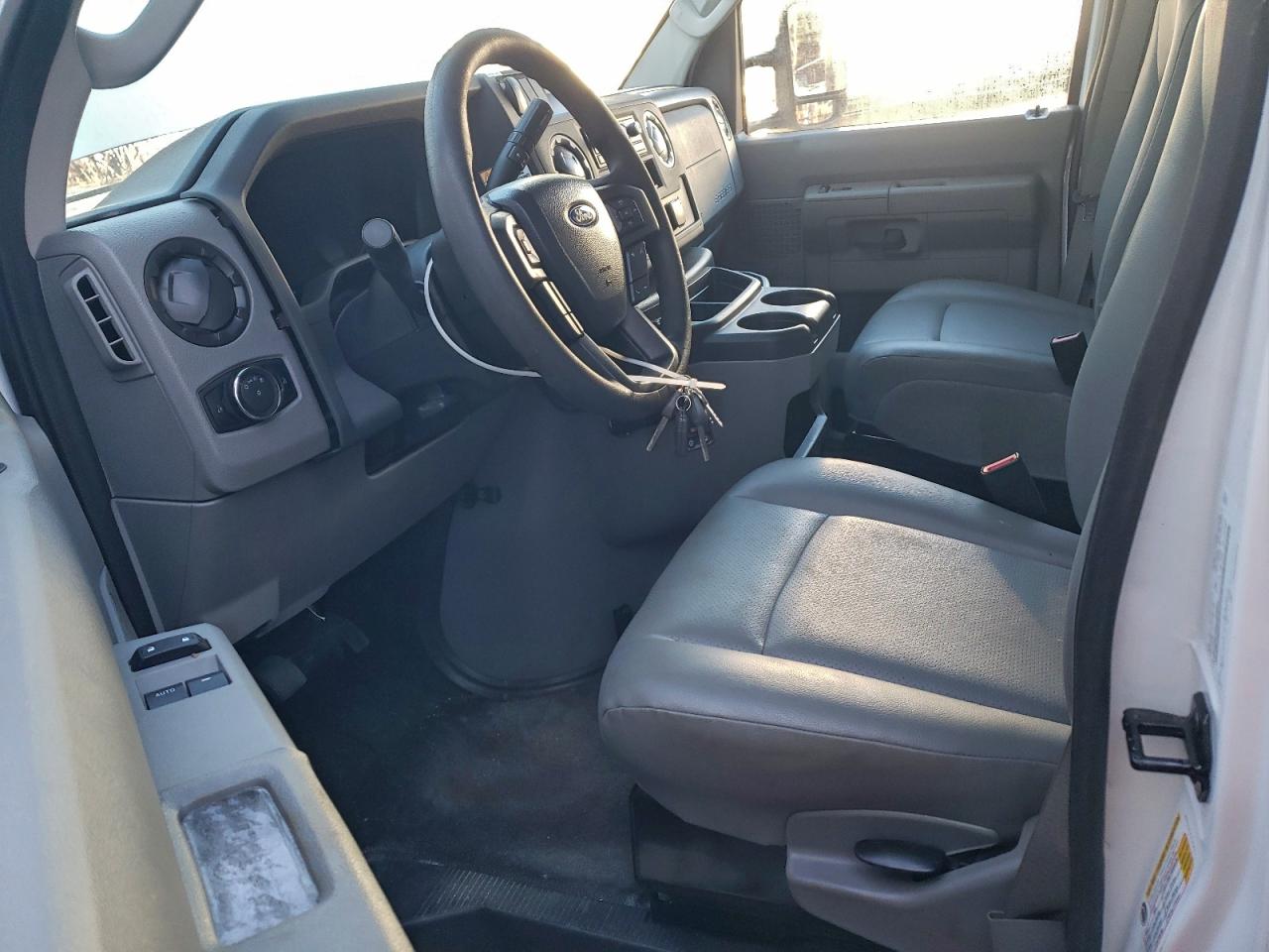 Ford E-350 E350 Super Duty Cutaway Van Image 10