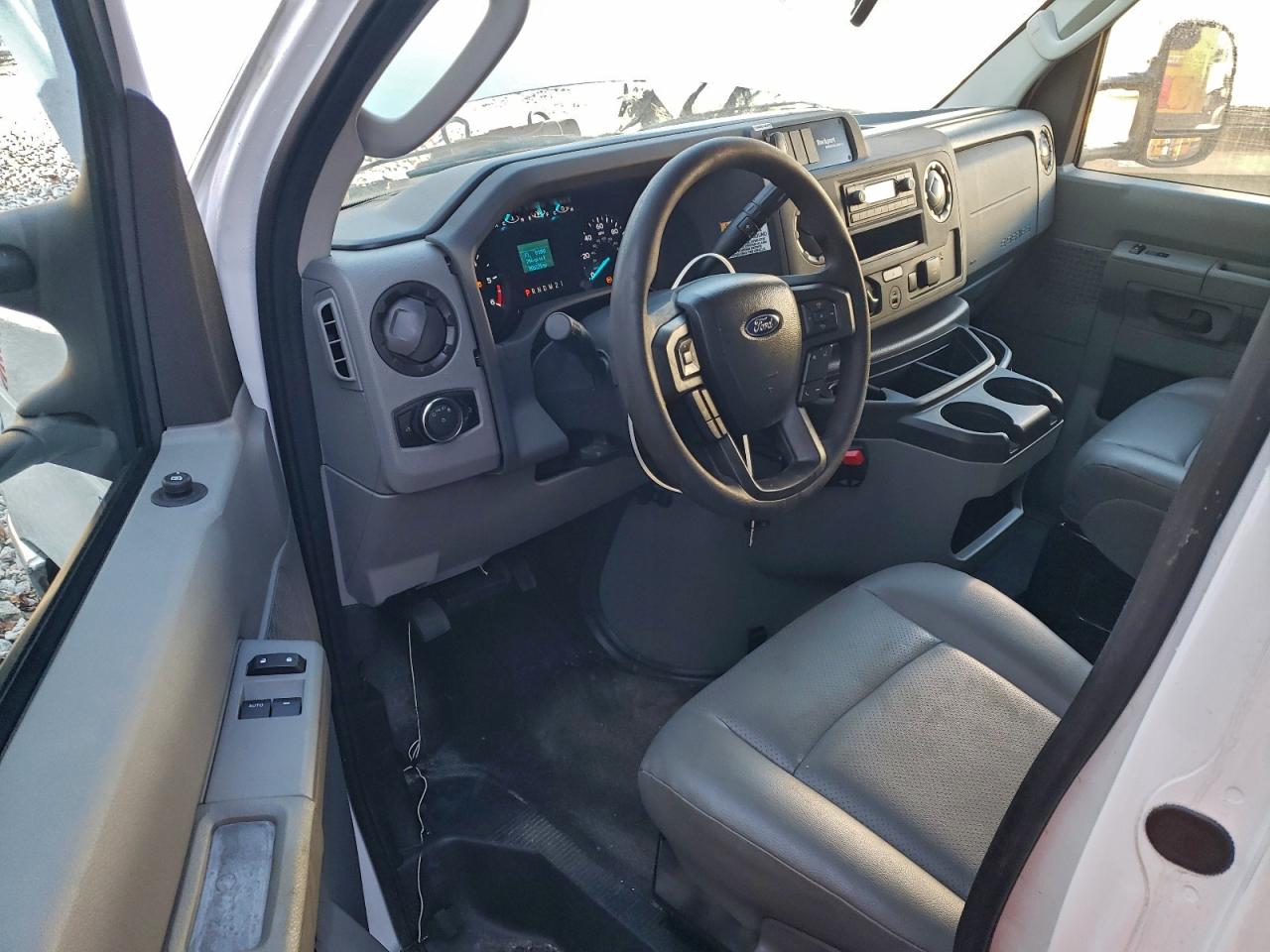 Ford E-350 E350 Super Duty Cutaway Van Image 9