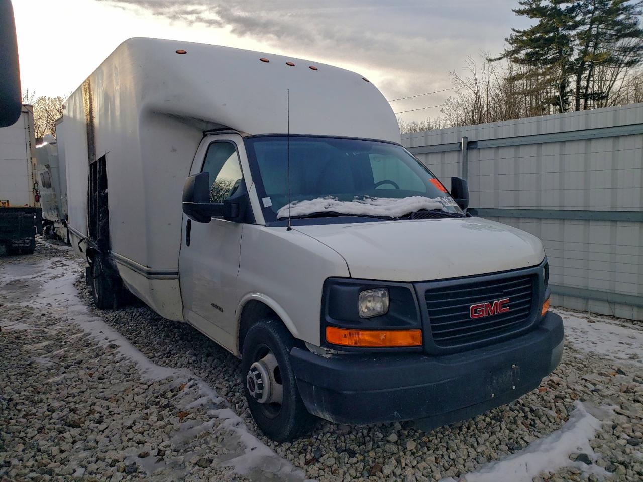 GMC Savana Cutaway G4500 Image 13