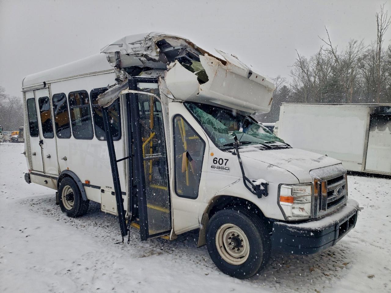 Ford Econoline E350 Super Duty Cutaway Van Image 1