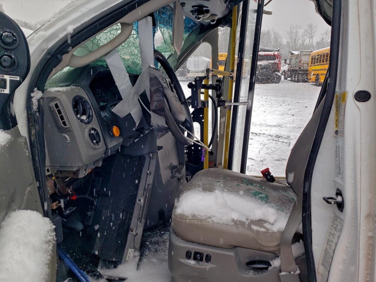 Ford Econoline E350 Super Duty Cutaway Van Image 10