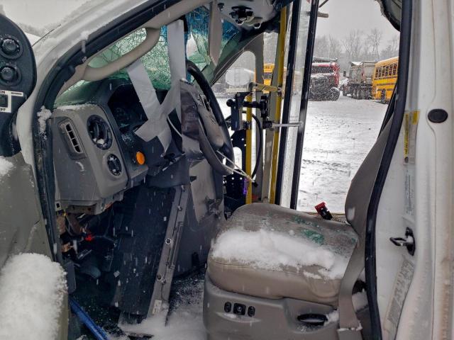 Ford Econoline E350 Super Duty Cutaway Van Image 10