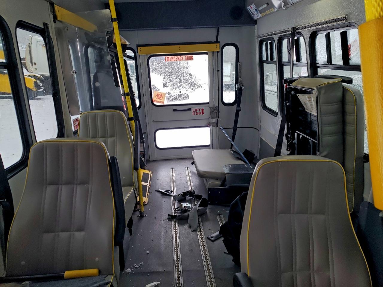 Ford Econoline E350 Super Duty Cutaway Van Image 6