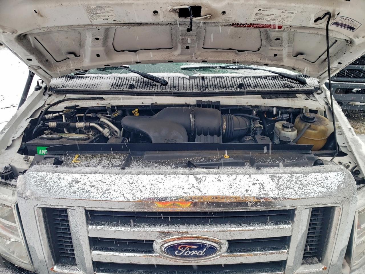 Ford Econoline E350 Super Duty Cutaway Van Image 2