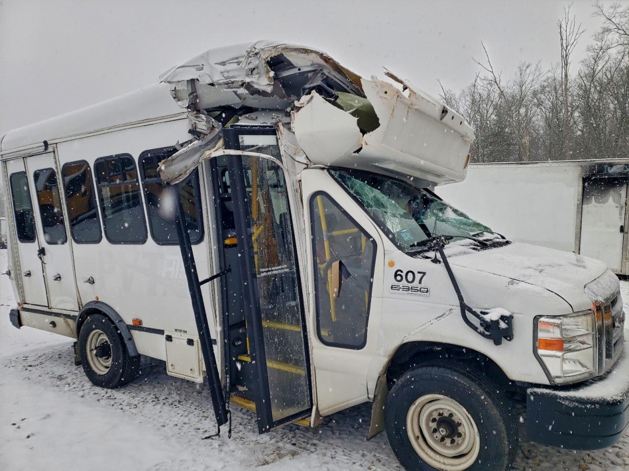 Ford Econoline E350 Super Duty Cutaway Van Image 5