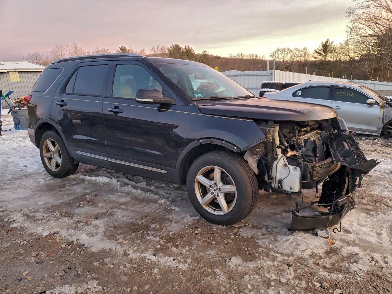 Ford Explorer Xlt Image 2