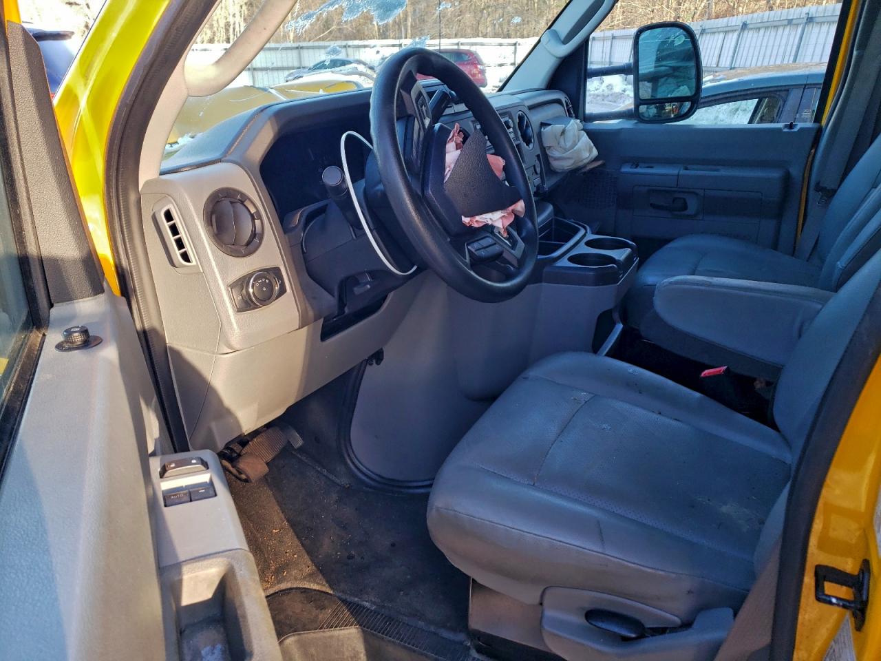 Ford Econoline E350 Super Duty Cutaway Van Image 9