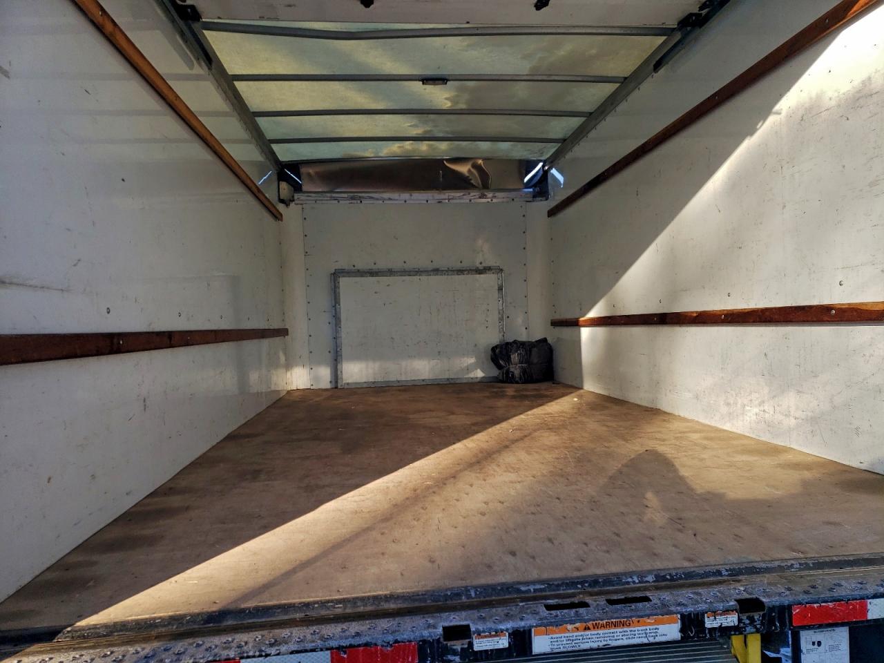 Ford Econoline E350 Super Duty Cutaway Van Image 13