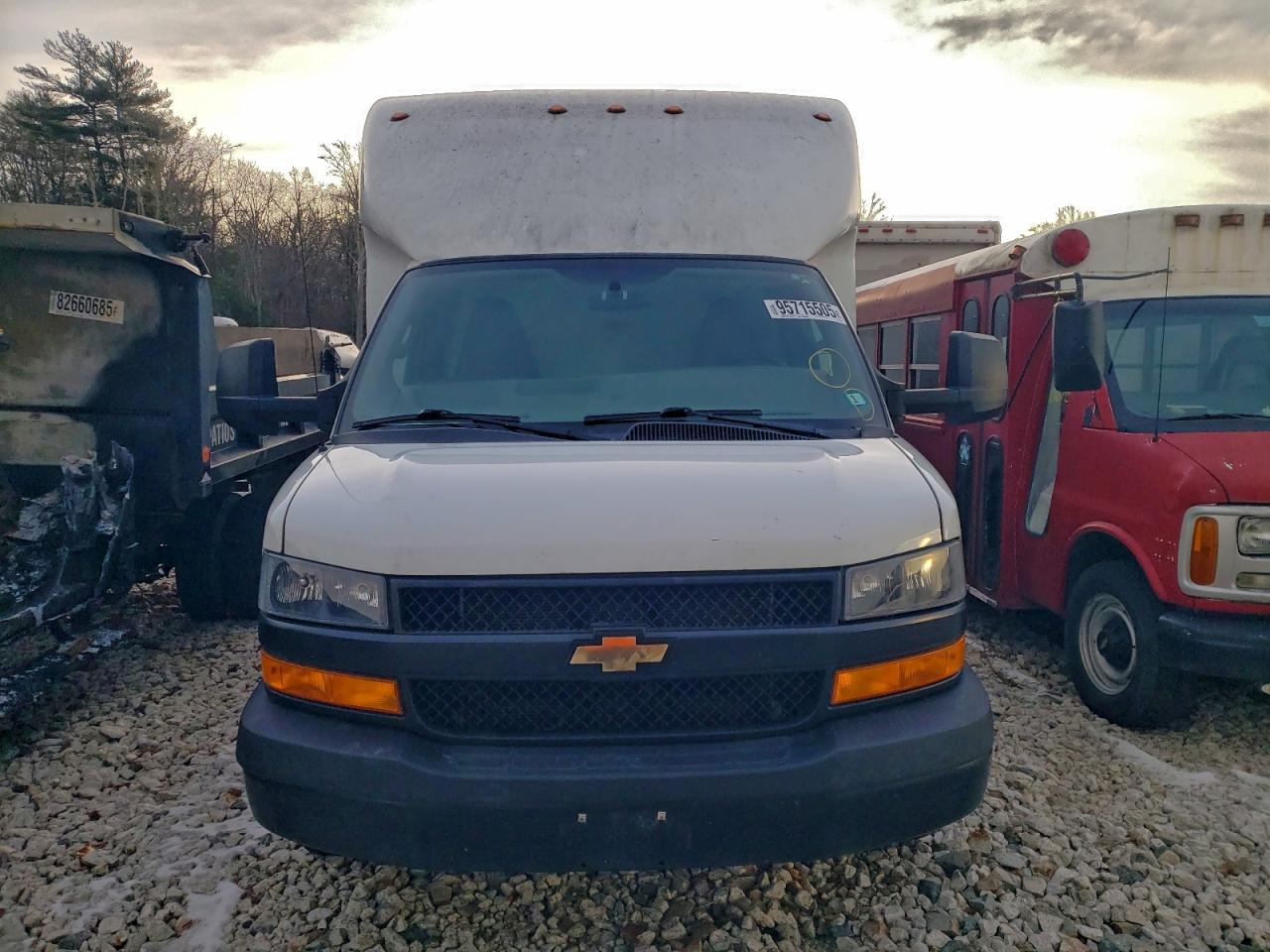 Chevrolet Express Image 2