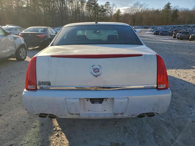 Cadillac DTS Image 8