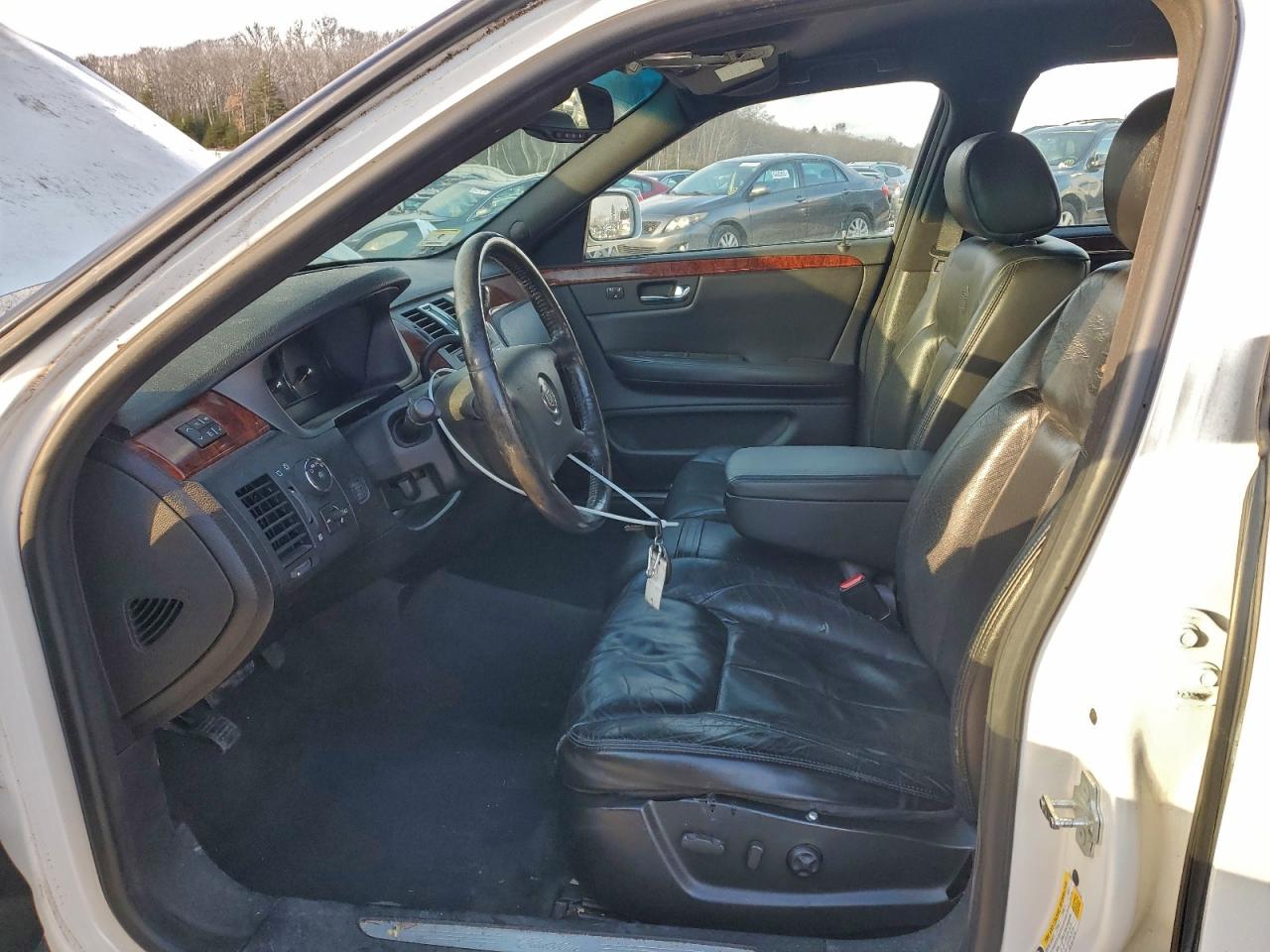 Cadillac DTS Image 9