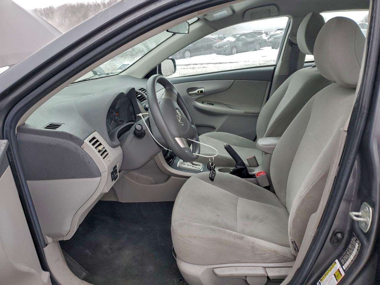 Toyota Corolla Base Image 2