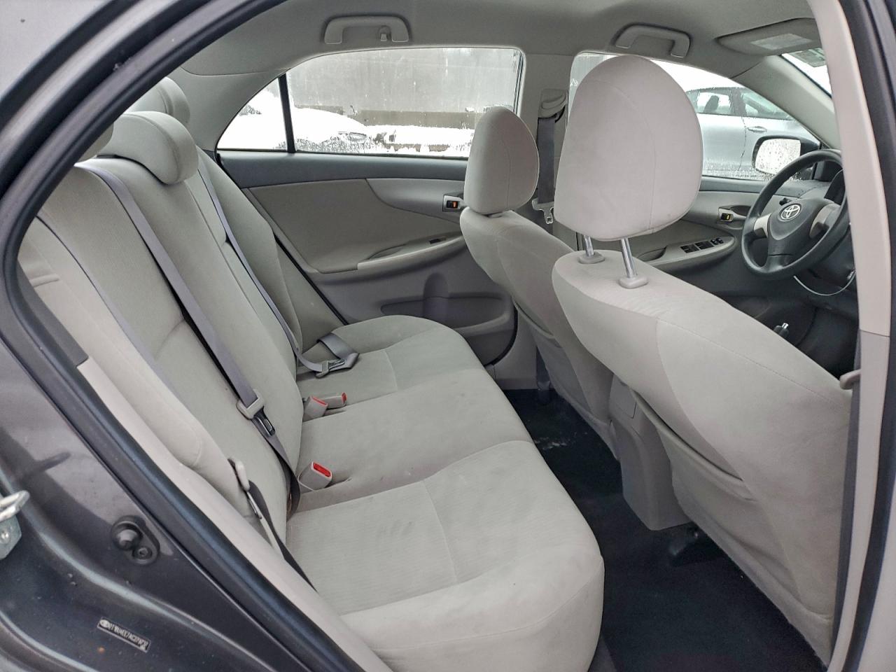 Toyota Corolla Base Image 8