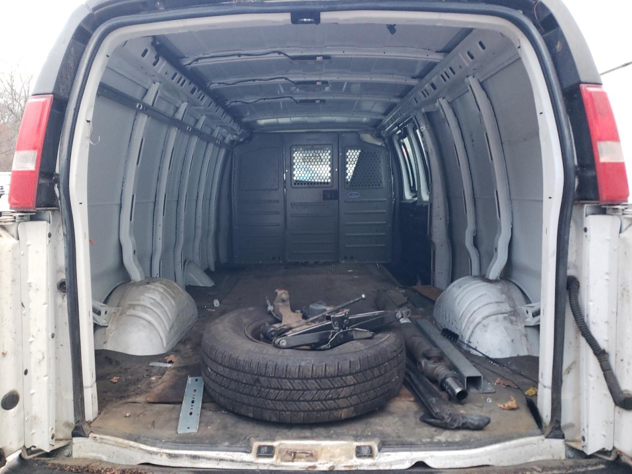 Chevrolet Express Image 8